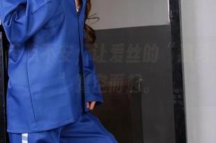 在线中带点不安，让爱丝的“禁闭的舞鞋”腾空而起。