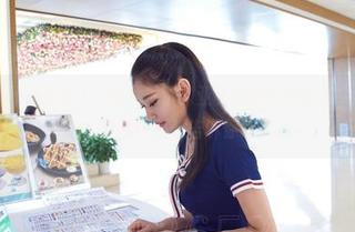 AISS爱丝(黄金版) - 图片展示：亚美依的街头狂欢，那个小秘密我可不想告诉你哦