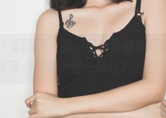 GIRLT果团网 - 看，裴希西眼镜写真，简约又带点叛逆，是一种轻巧的魅力。