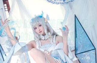 Luisa_零纱的泳衣美图：看起来像在海滩的试衣间里迷路了