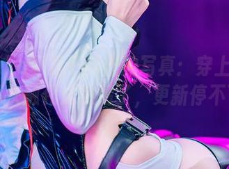Natsuko夏夏子新出的写真：穿上红毛衣，她都快融化成热情了，更新停不下来！