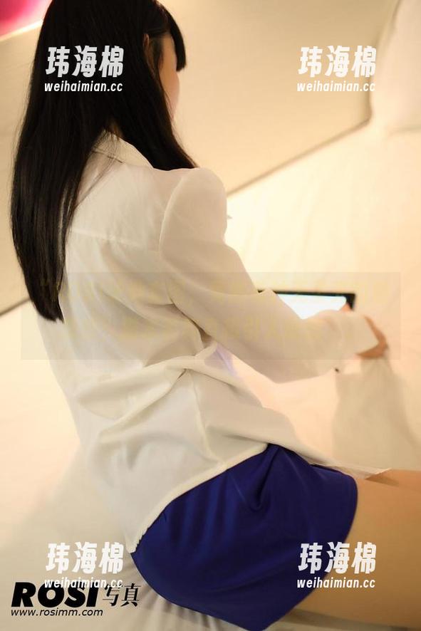 “ROSI泳池套图，竟然有种无圣光的魅惑感，潜水姿势直接引人遐想”。-玮海棉