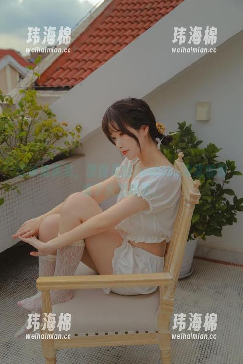 这泳池真美，原图里的fushii_海堂都快成了水的精灵。-玮海棉