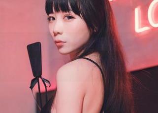 哦，usejan蓝蓝的黑丝睡衣合集又来袭了，想讨论一下她的选择。