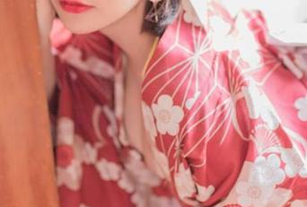 yoko夏宅在线合集里红色格子越看越有意思，可能是陷入自我深思？