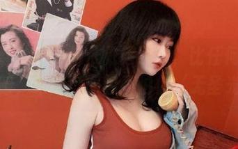 镭射连体衣下的依依超级懒，比任何光都要刺眼，来吧，图包不怕你‘无圣光’！