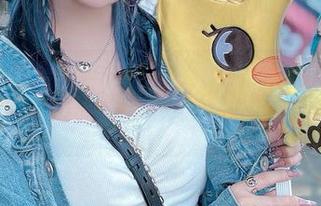 月城委员会的写真：天使躲在悪魔旁边喝咖啡，你能猜到她们在聊什么吗？