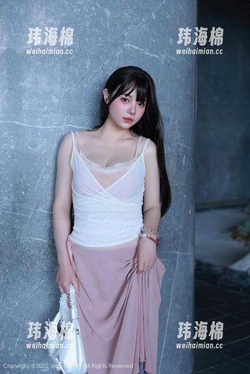 秀人网 - 脱掉红帽子的Elise谭晓彤，与圣诞树的私密对话——这写真图包意外的治愈啊-玮海棉