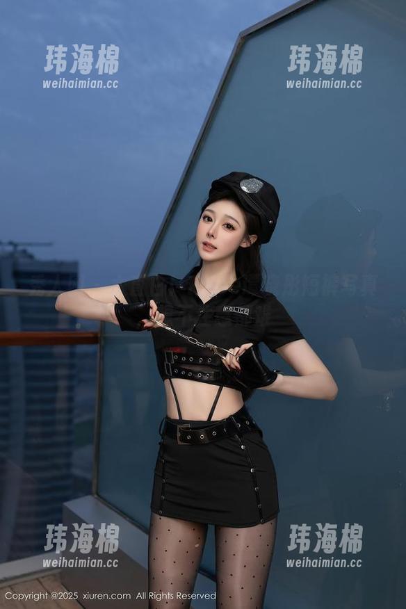 秀人网 - 太直白！Elise谭晓彤短裤写真，想不注意都难-玮海棉