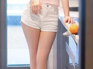 秀人网 - 你信不信，小小白思宜的皮衣图包会让你今晚上瘾？下载试试看。