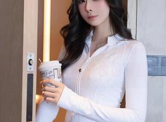 秀人网 - 泳装写真中的白白Alina，手指轻轻抚水，似乎水也变甜了