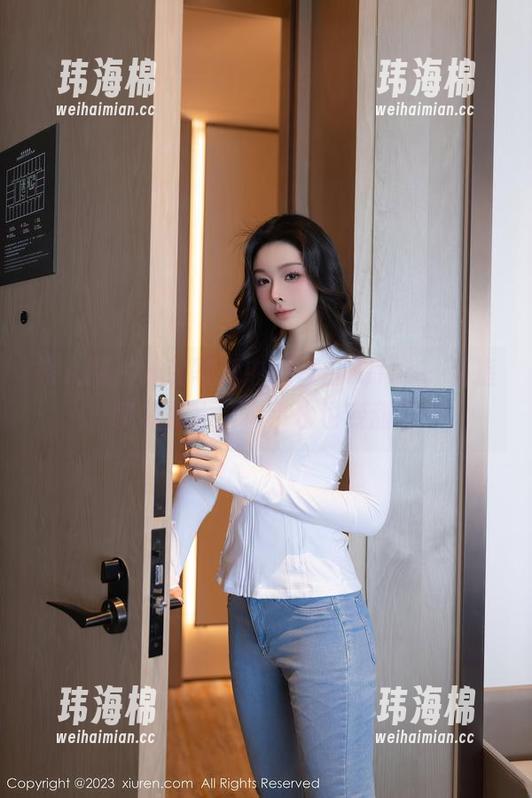 秀人网 - 泳装写真中的白白Alina，手指轻轻抚水，似乎水也变甜了-玮海棉