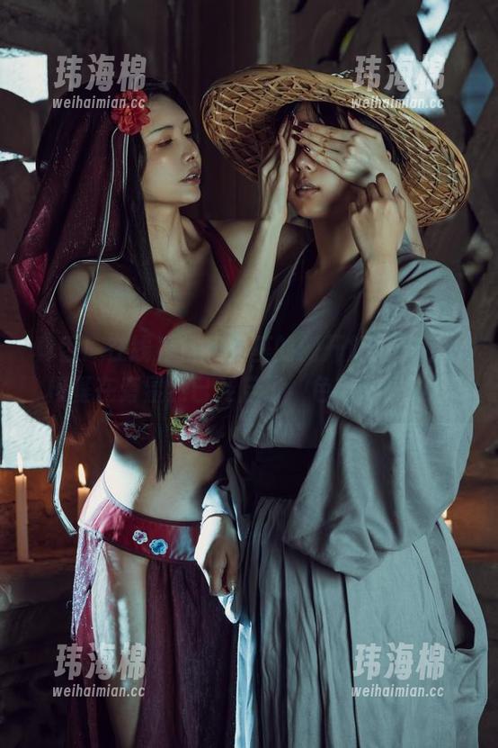 真香！在线看秋和柯基的侧开旗袍长裙，柯基在旁显然已开启了‘色’的思维！-玮海棉