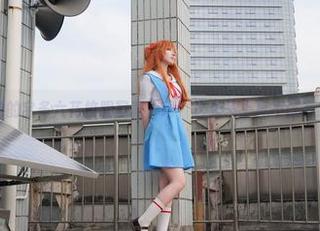 绞肉姬和她的宝多六花校服写真，呃，这桌子上真不该有绞肉机吧？