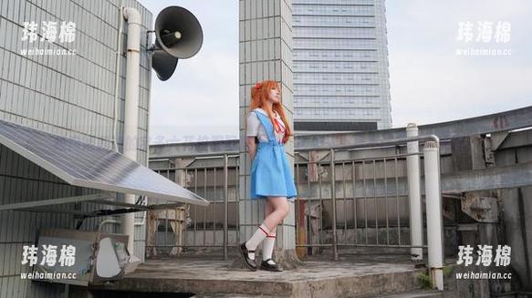 绞肉姬和她的宝多六花校服写真，呃，这桌子上真不该有绞肉机吧？-玮海棉