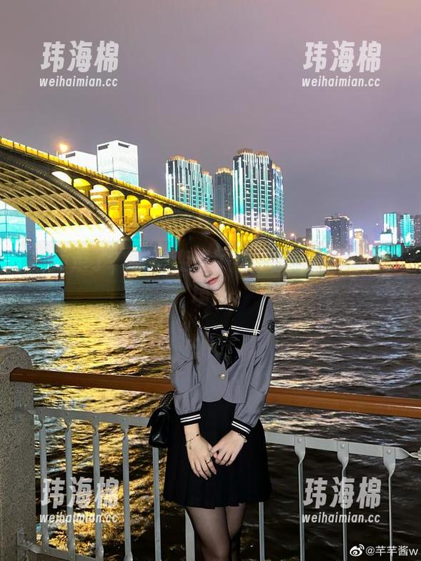 老师走了，教室变成了芊芊酱w的写真秀场！-玮海棉