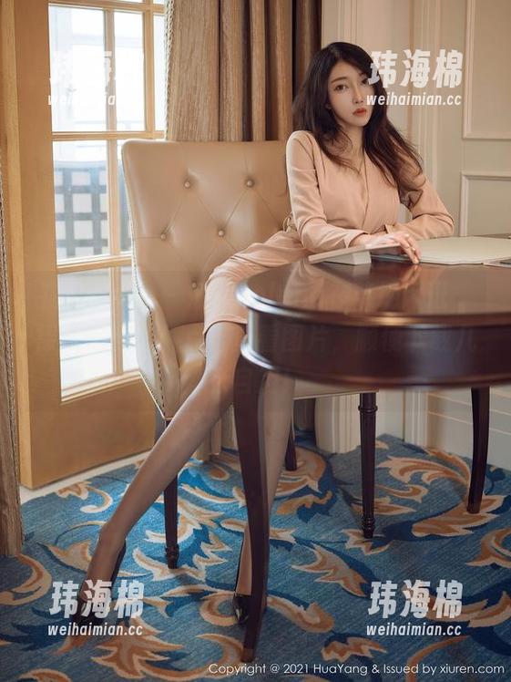 花漾show - 娜露selena在草地闲逛，裸足无压力：点击查看图片，顺便下载几张自用！-玮海棉