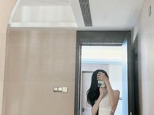 微密圈 - 一件红色肚兜图包，葛征带你体验别样的视觉旅程