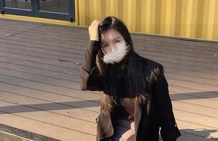 微密圈 - 精选美图：软妹小九九在连体衣里的优雅，似乎有些喧闹却又默默吸引着目光。