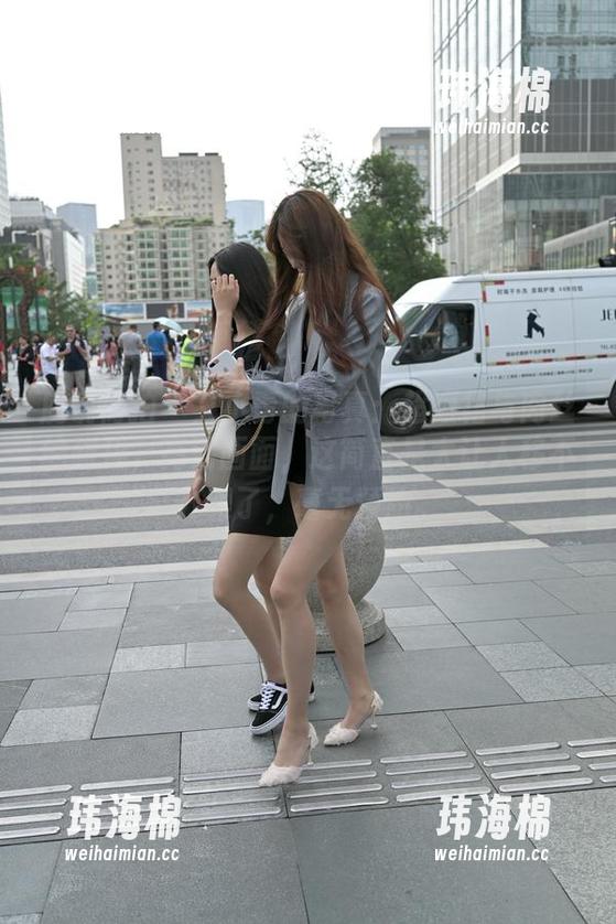 魔镜街拍 - 艾小青的写真：超短裙与肉丝的碰撞，高清画面，这简直是太让人移不开眼了，毫无预约。-玮海棉