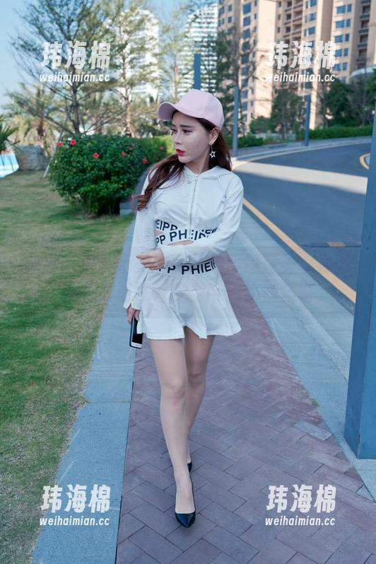 来吧！魔镜街拍的微胖牛仔短裙美女套图，下载时请扣好安全带，热辣预警！-玮海棉